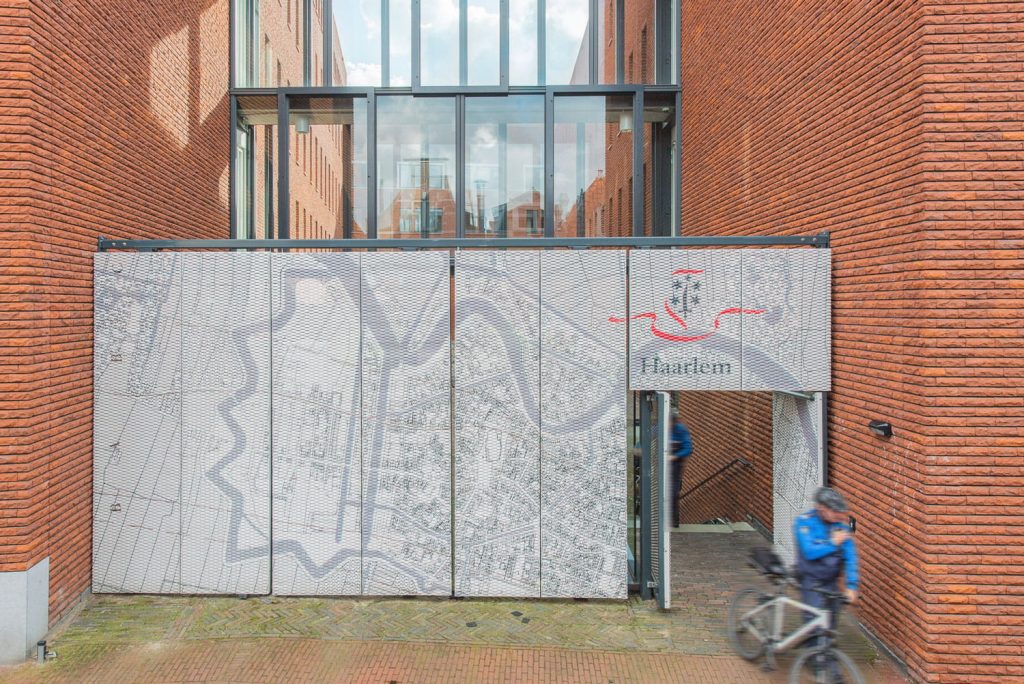 Gebroken gevelstenen haarlem Aberson Haarlem