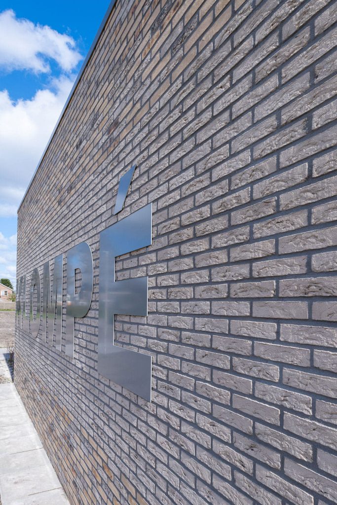 Troelstralaan Assen gevelstenen Aberson zijgevel letters