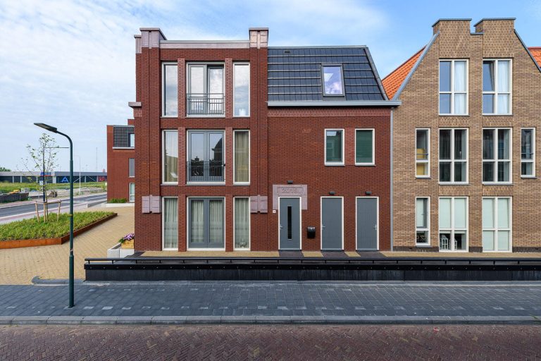 Dukdalf harlingen Aberson gevelstenen hoekpand rood