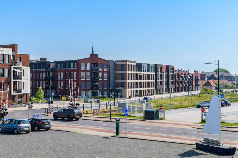 Dukdalf harlingen Aberson gevelstenen totaaloverzicht vanaf het spoor