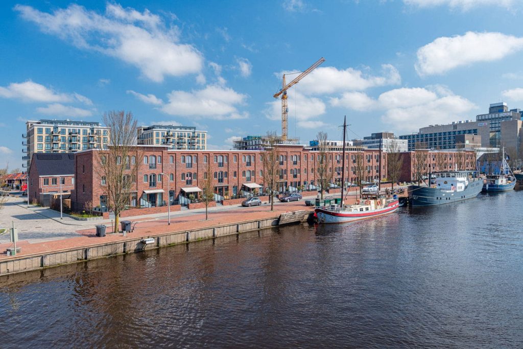 Kadekwartier Leeuwarden gevelstenen aberson links grasveld