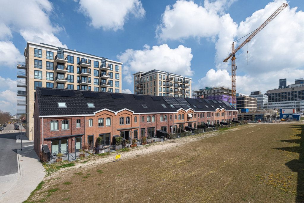 Kadekwartier Leeuwarden gevelstenen aberson schuin vanaf gras