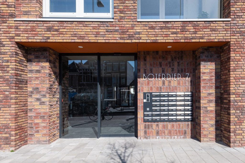 Dikformaat gevelsteen Boterdiep portiek Aberson 1