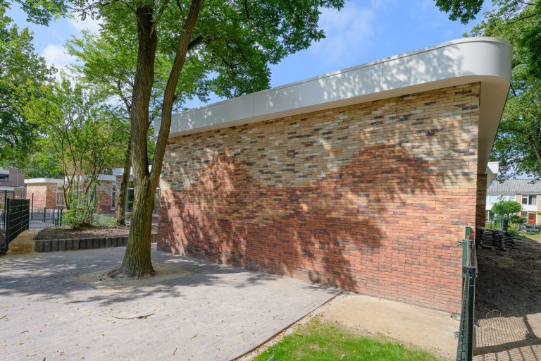 Stroomdal-Zuidlaren-Aberson-steenstrips-golvende-muur