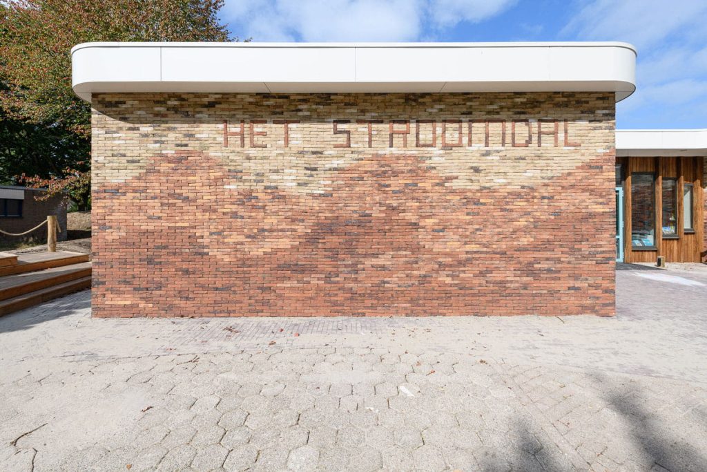 Stroomdal-Zuidlaren-Aberson-steenstrips-letters-in-gevel-