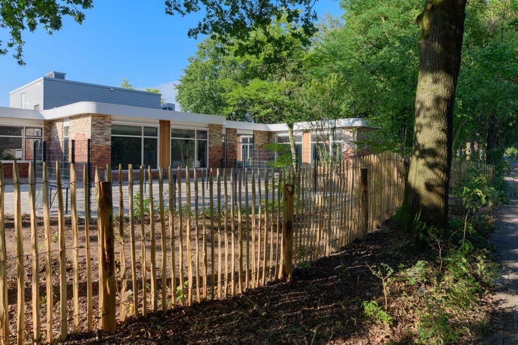 Stroomdal-Zuidlaren-Aberson-steenstrips-van-achter-het-hek