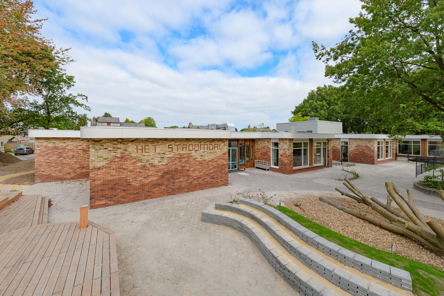 schoolgebouw met gevel van steenstrips in 3 kleuren