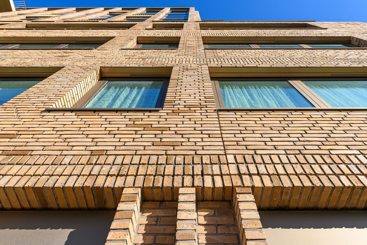 Detail van de gevel met lichte gevelstenen bij de Finish Zeeburgereiland Amsterdam