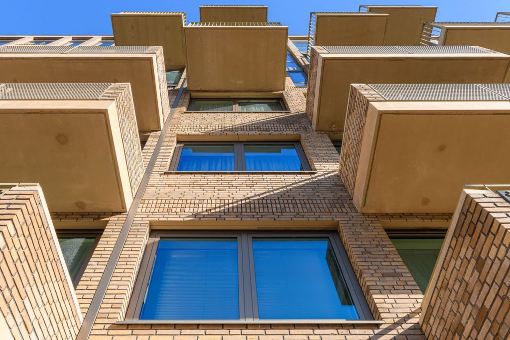 De gevel van de Finish Zeeburgereiland Amsterdam van onderen met lichte baksteen