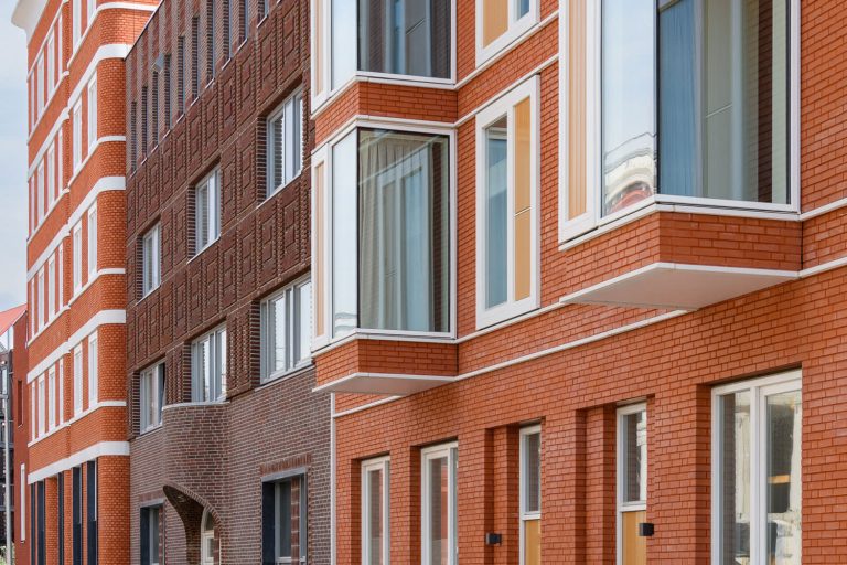 Prefab metselwerk bakstenen Sinfonia Aberson uitstekende ramen recht