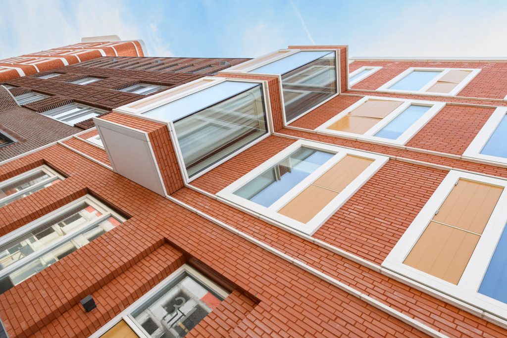 Prefab metselwerk bakstenen Sinfonia Aberson uitstekende ramen schuin