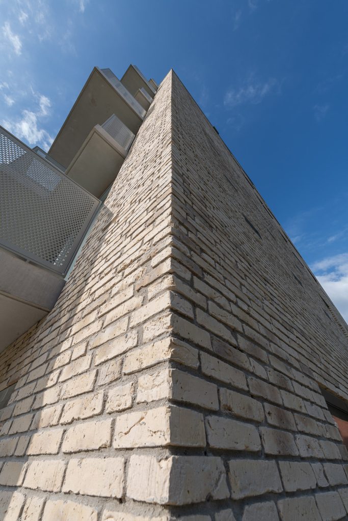 Van Houtenlaan Groningen appartementencomplex gevelstenen detail hoekgevel