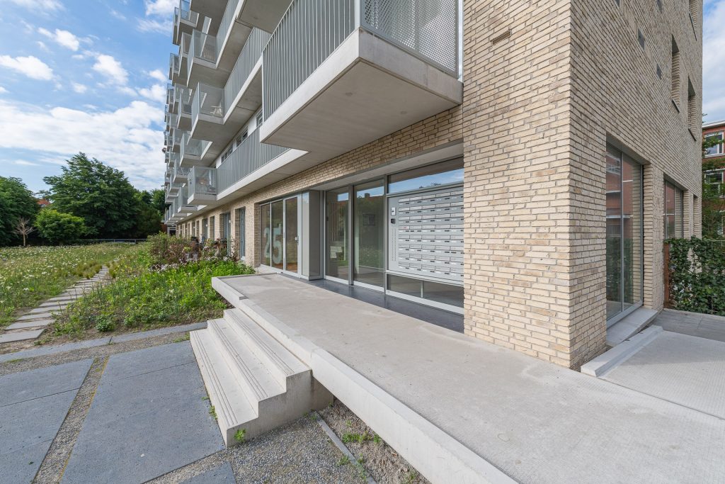 Van Houtenlaan Groningen appartementencomplex gevelstenen entree