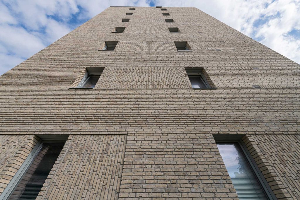 Van Houtenlaan Groningen appartementencomplex gevelstenen onderaanzicht zijgevel