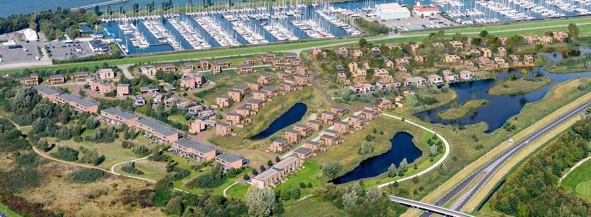 Header Hoe gevelstenen landschap en architectuur samen laten vloeien - Duin en Water Lelystad vogelvlucht
