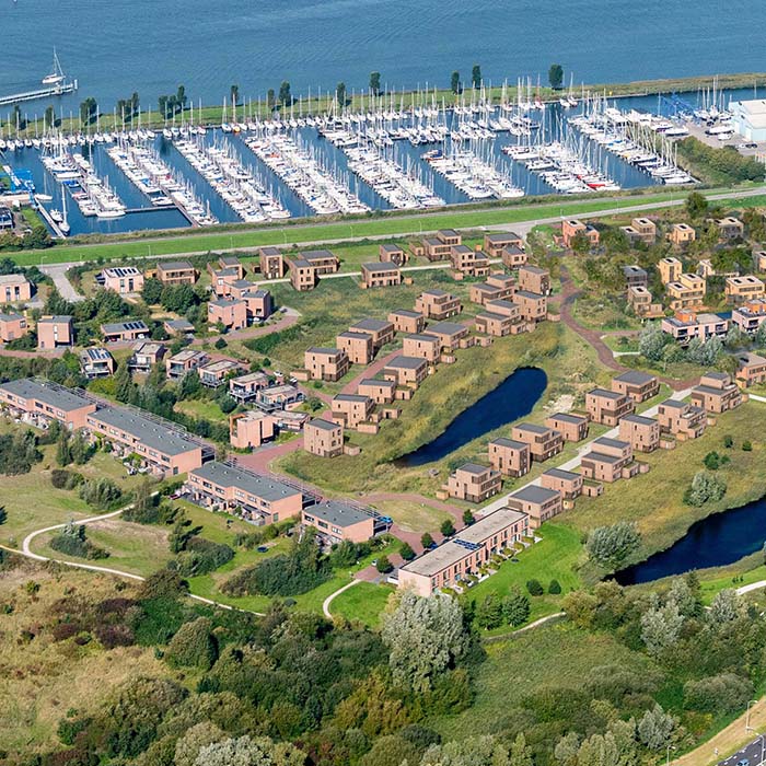 Hoe gevelstenen landschap en architectuur samen laten vloeien - Duin en Water Lelystad vogelvlucht