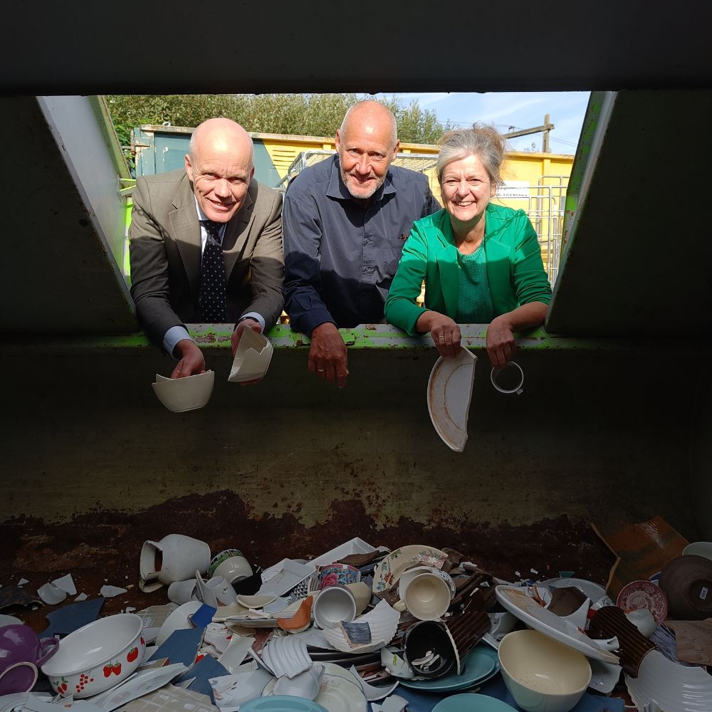 Gerard Bosman (Aberson), Wilma Voortman en Jan Tepper (Kringloop Zwolle) bij de container met afgedankt voor de Kringloopsteen.