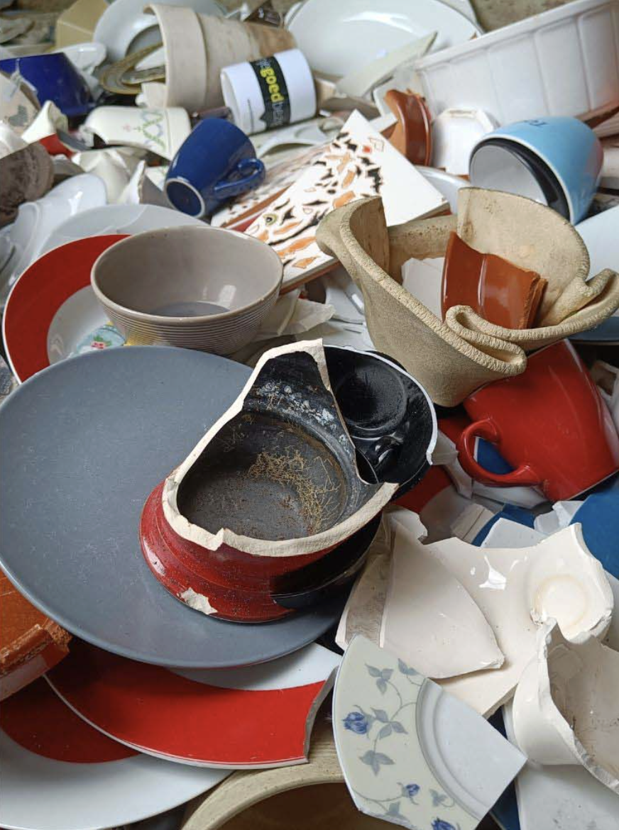 Sortering keramiek voor de Kringloopsteen bij Stichting Kringloop Zwolle