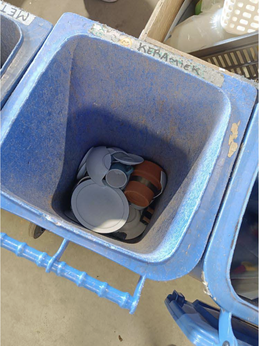 Sortering keramiek voor de Kringloopsteen bij Stichting Kringloop Zwolle