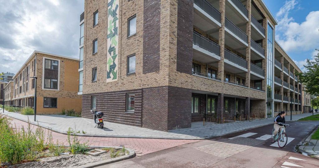 Parkweg Schiedam voorzijde appartementencomplex gevelstenen akoestiekstenen dakpannen Aberson