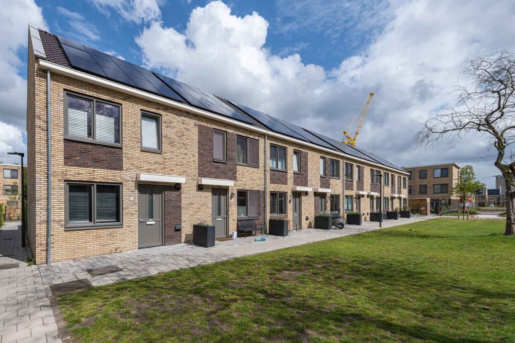 Parkweg Schiedam voorzijde eensgezinswoningen gevelstenen akoestiekstenen dakpannen Aberson