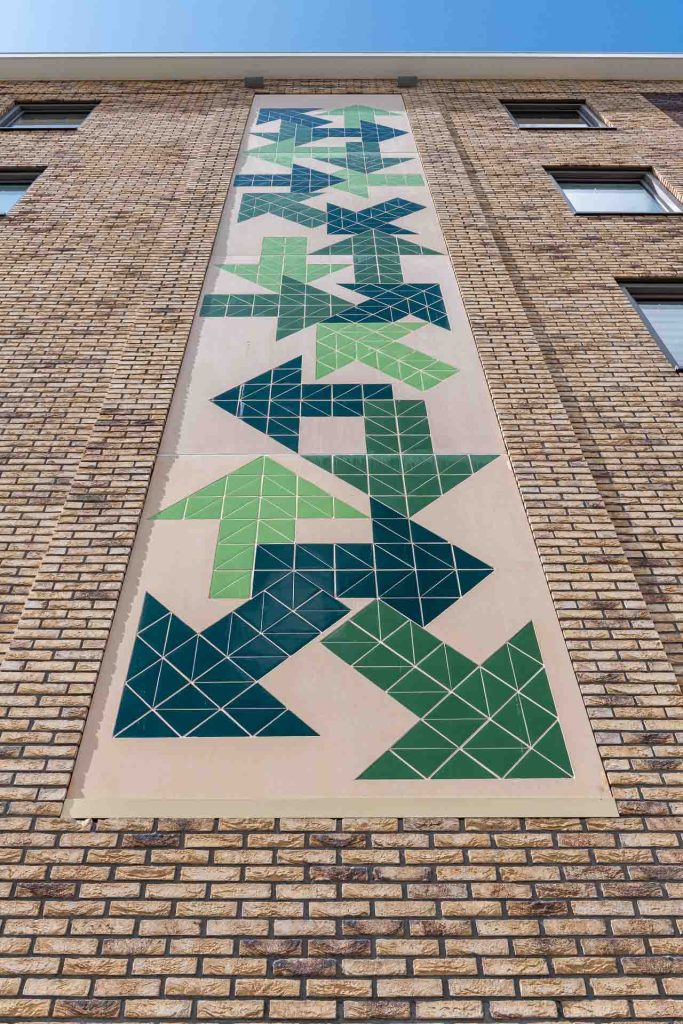 Parkweg Schiedam zijgevel appartementencomplex kunstwerk Albert Verkade gevelstenen akoestiekstenen dakpannen Aberson