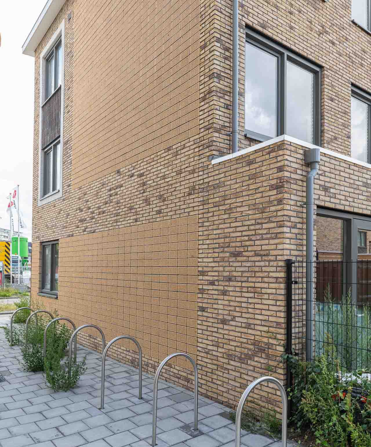 Parkweg-Schiedam-zijgevel-met-akoestieksteen-gevelstenen-akoestiekstenen-dakpannen-Aberson