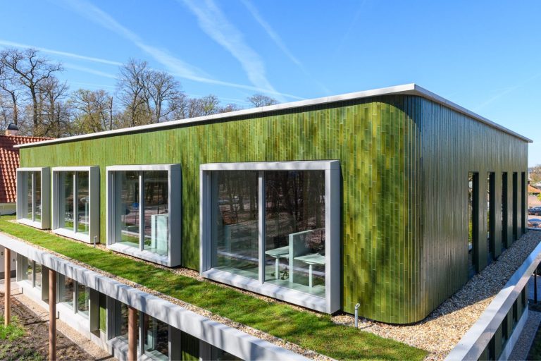 Gemeentehuis Renswoude circulair A Brick gevelsysteem Waste glaze nieuwe aanbouw sedum dak Aberson