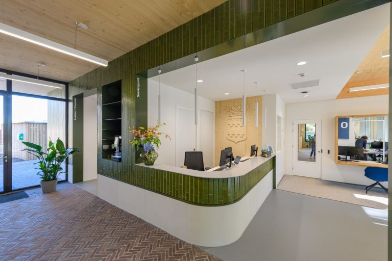 Gemeentehuis Renswoude circulair A Brick gevelsysteem Waste glaze nieuwe aanbouw van binnen naar buiten ontvangsbalie Aberson