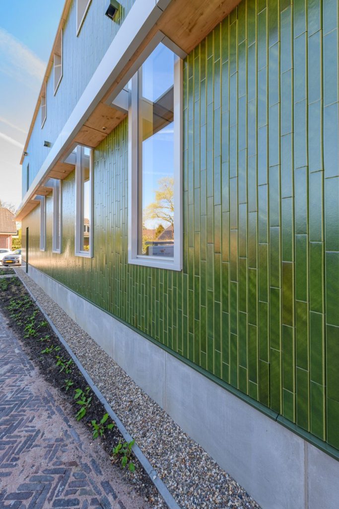 Gemeentehuis Renswoude circulair A Brick gevelsysteem Waste glaze nieuwe aanbouw zijaanzicht Aberson