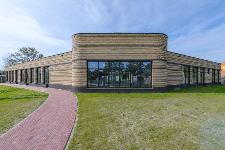 Ontmoetingsschool de Oanrin achterzijde - Arum - gevelontwerp - Aberson