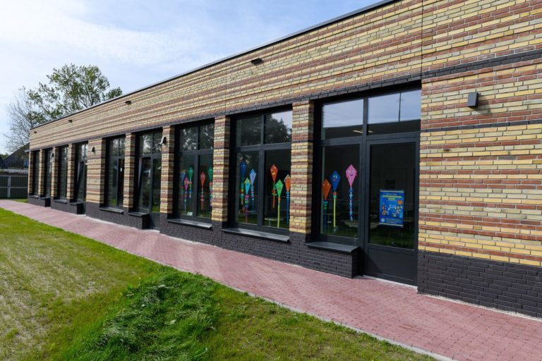 Ontmoetingsschool de Oanrin zijaanzicht - Arum - gevelontwerp - Aberson