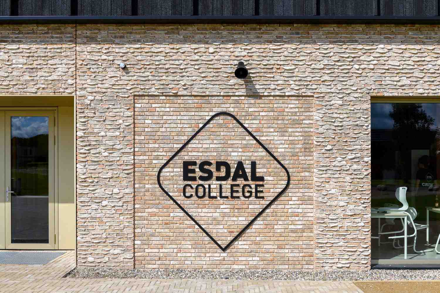 Esdal college Borger - logo - gevelstenen en mortel - Aberson