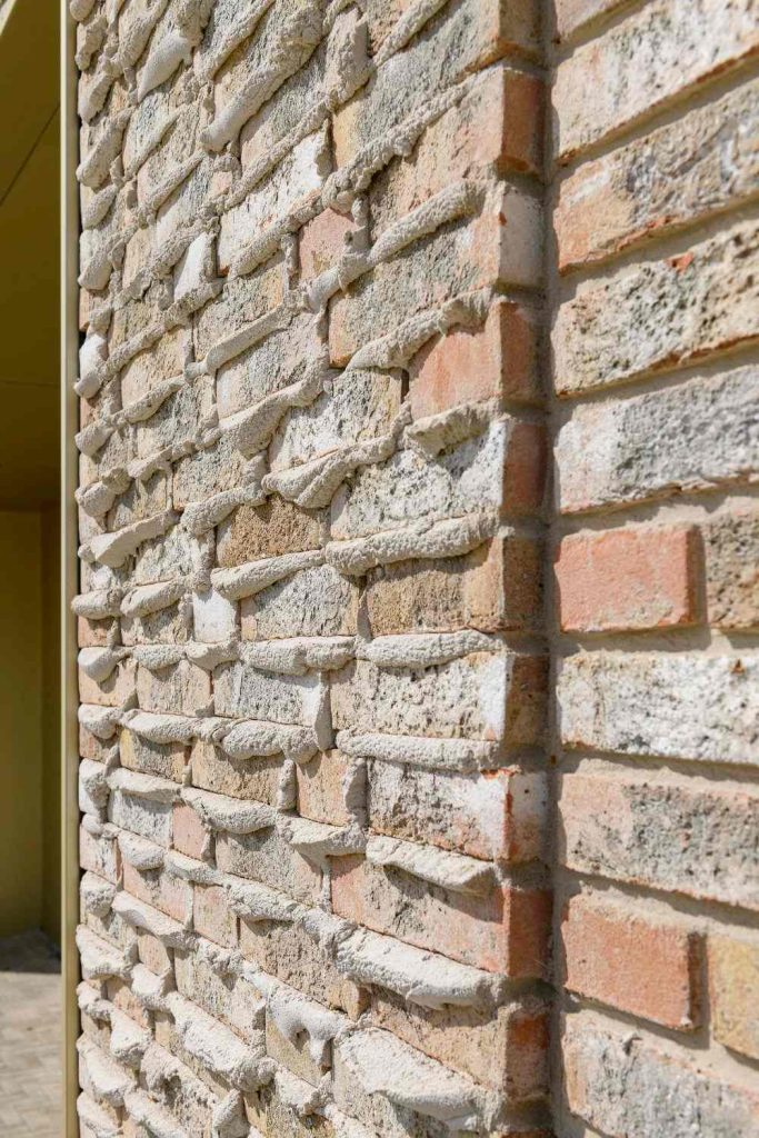 Esdal college Borger detail blubbervoeg gevelstenen en mortel Aberson