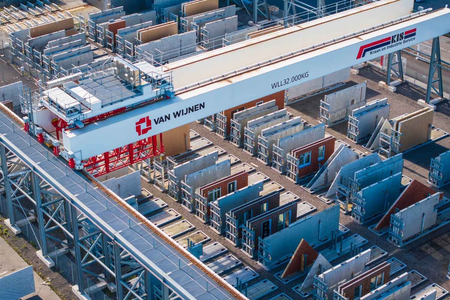 Dronebeeld productie steenstripgevels woningfabriek Van Wijnen