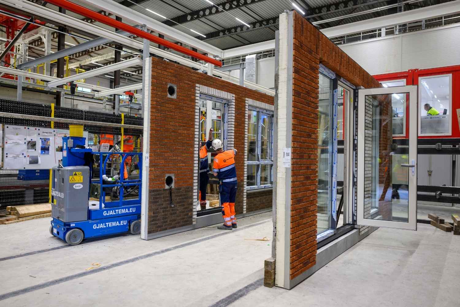 Gevel element met steenstrips in de woningfabriek