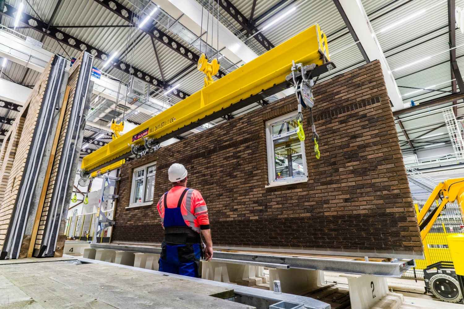 Gevel met steenstrips in productie in de woningfabriek Van Wijnen