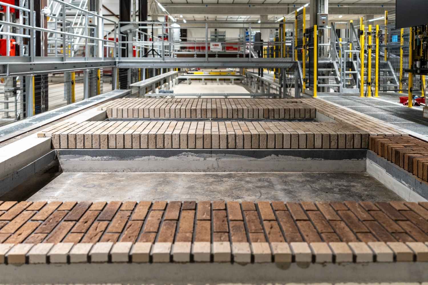 Productie van gevel met steenstrips in woningfabriek Van Wijnen