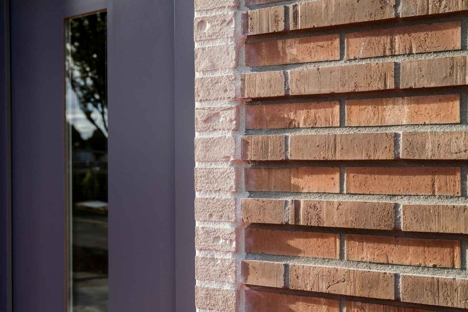 Steenstripgevel geassembleerd in project