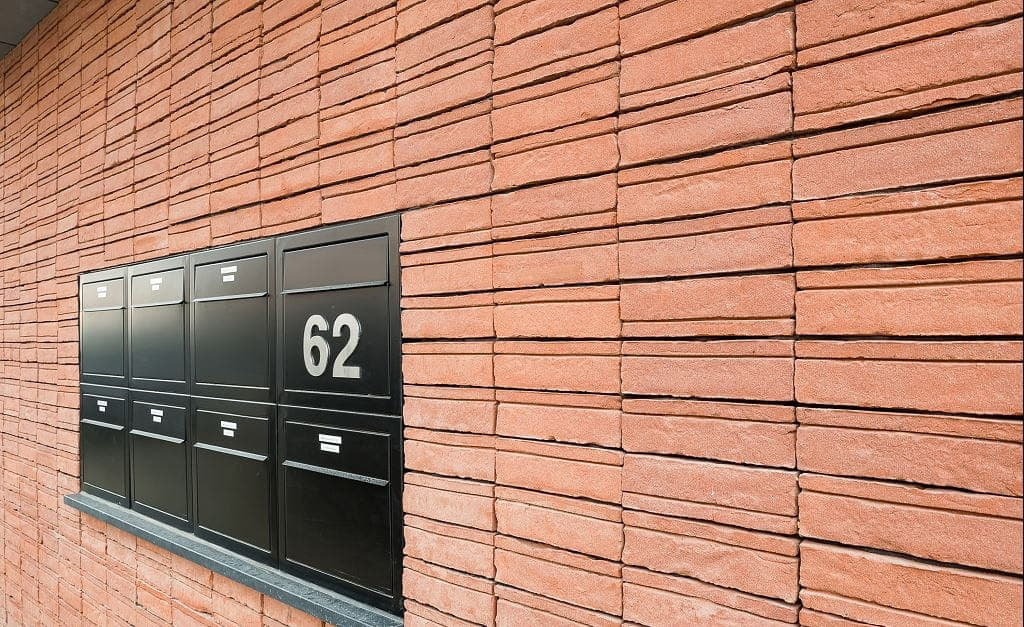 Gevelsteen Dubio-Aberson Special detail van gevel Rosso