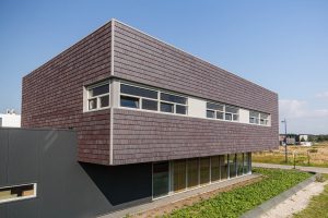 Hoek van het bedrijfspand met keramisch gevelsysteem architile