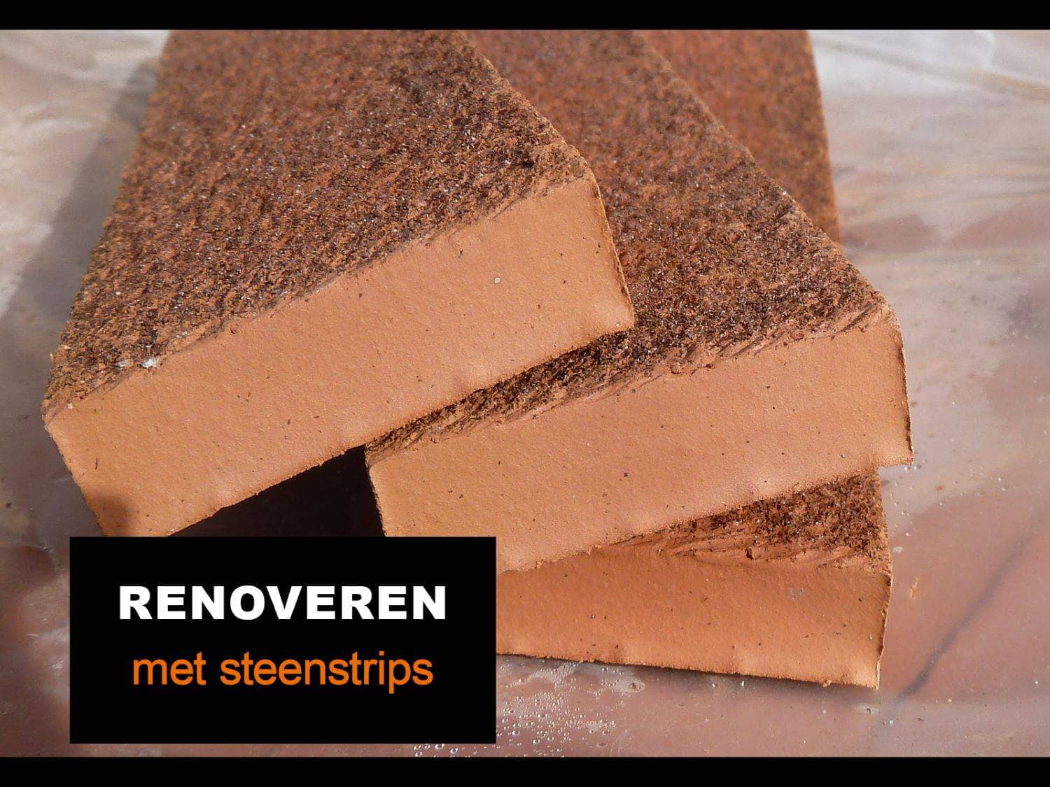 steenstrips liggen op een plastic ondergrond