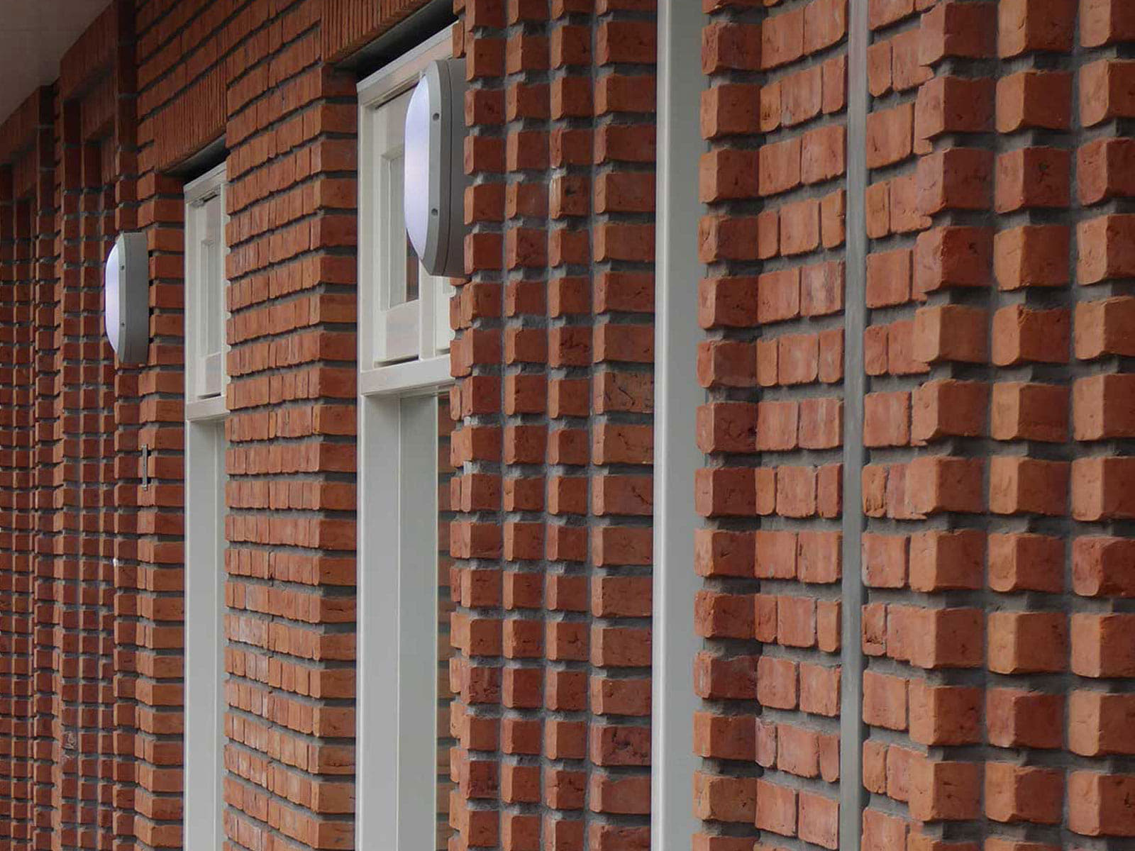 Havenbuurt Zaandam rij met bruinrode gevelstenen met voordeuren