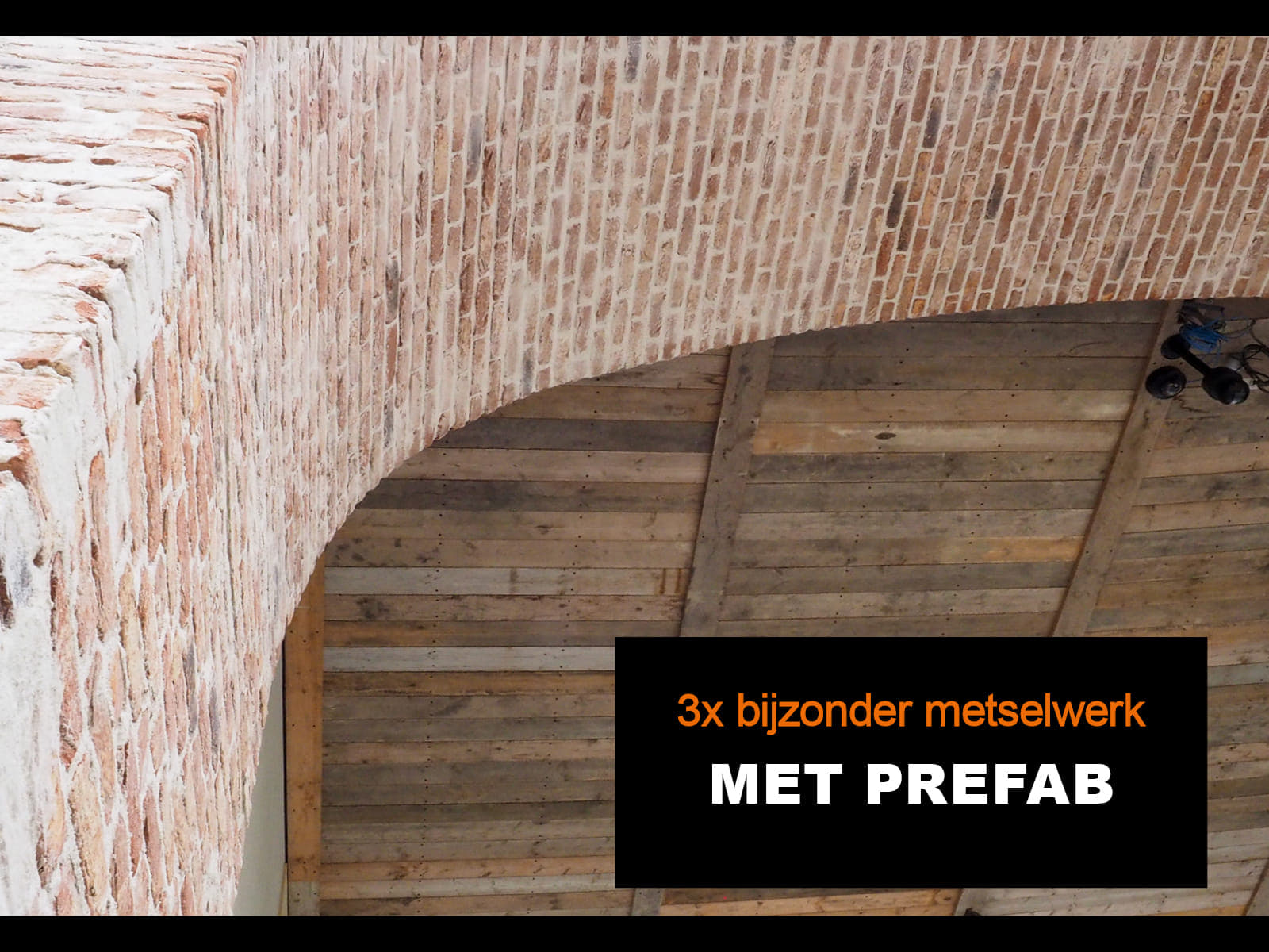 boog van lichte rode stenen gemaakt met prefab