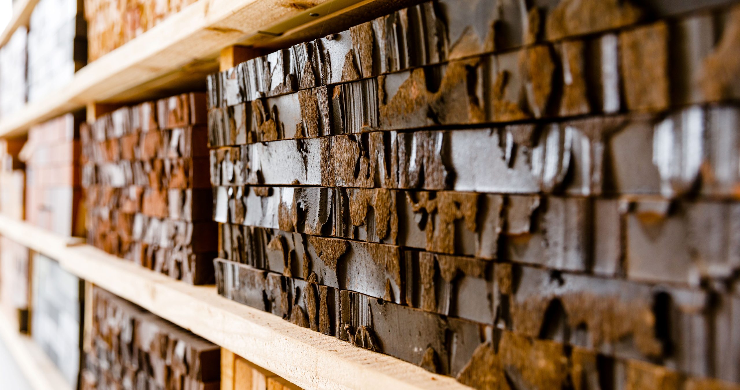 Bruine keramische gevelstenen