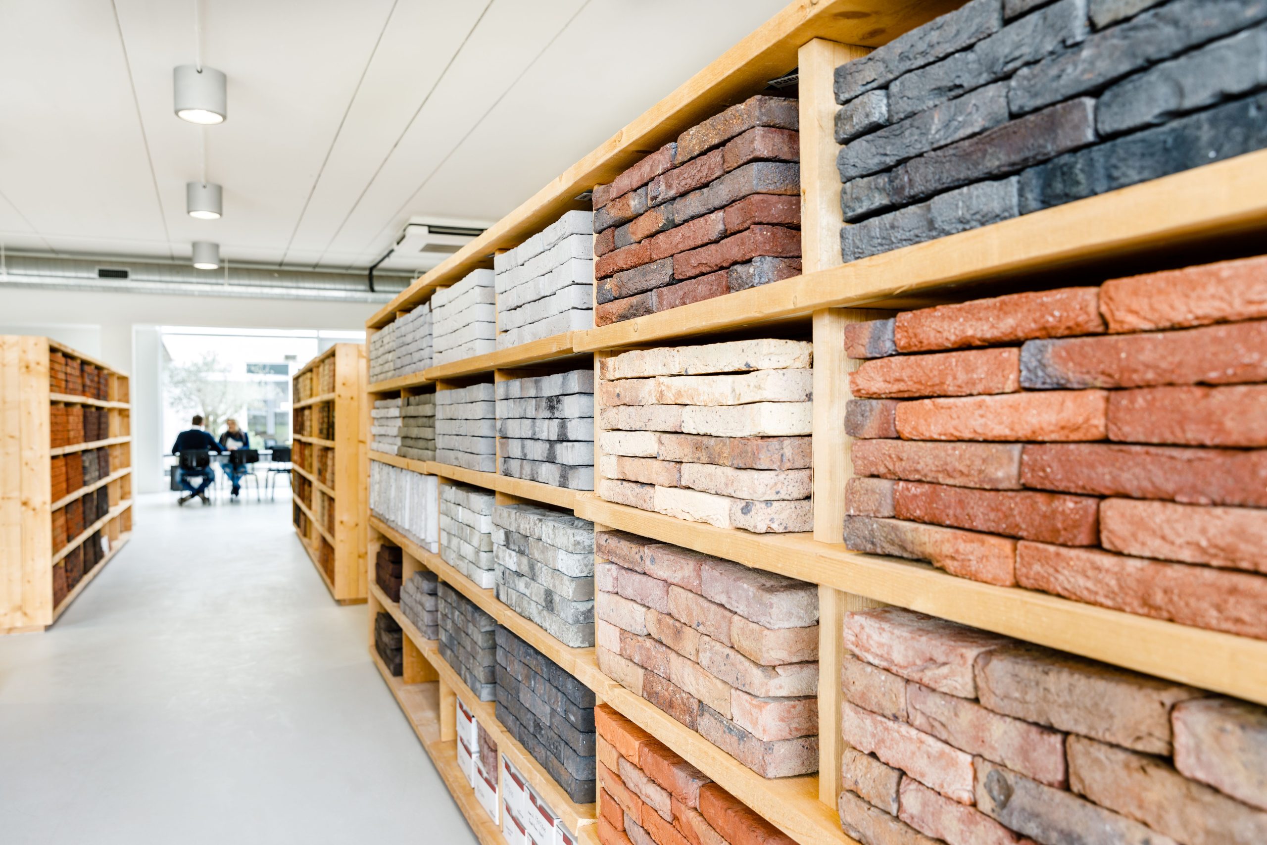 Gevelstenen in showroom