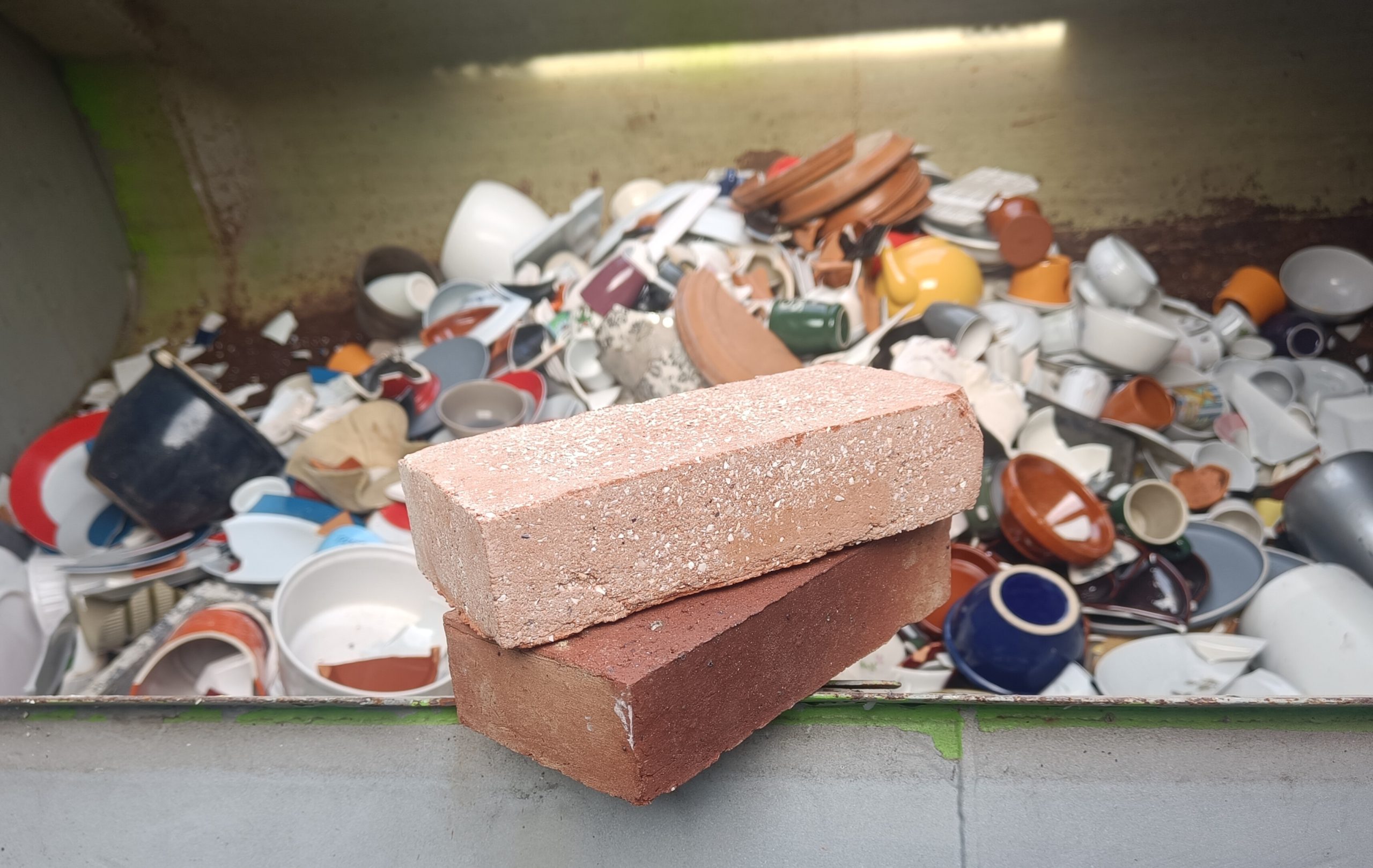 Kringloopsteen - gevelstenen met oud keramiek uit de kringloopwinkel erin verwerkt