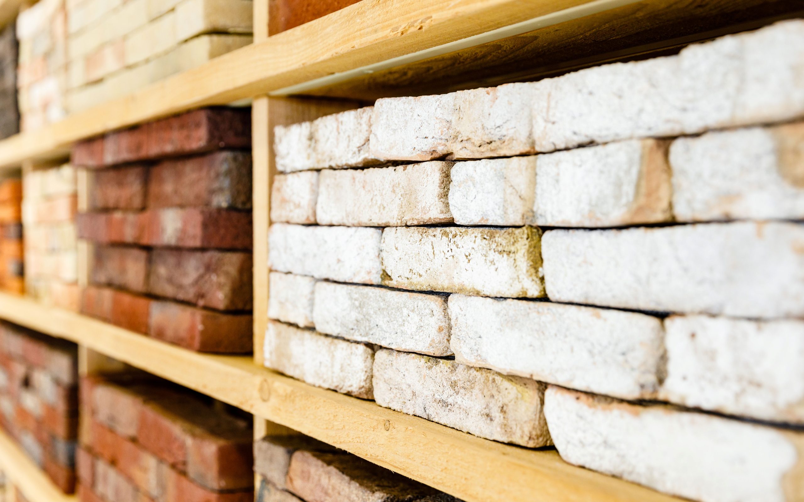 Lichte keramische gevelstenen