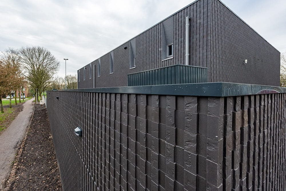 Project de Nieuwe Lunet in Utrecht dat past in circulair bouwen met een donkere muur van Clickbrick.