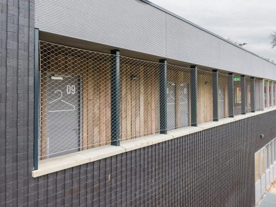 Circulair Bouwen: de Nieuwe Lunet in Utrecht, donker gebouw met ClickBrick in cobinatie met hekwerk en hout